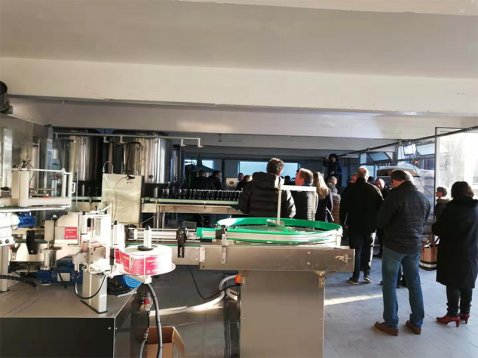 法國(guó)客戶(hù)釀酒設(shè)備安裝完成