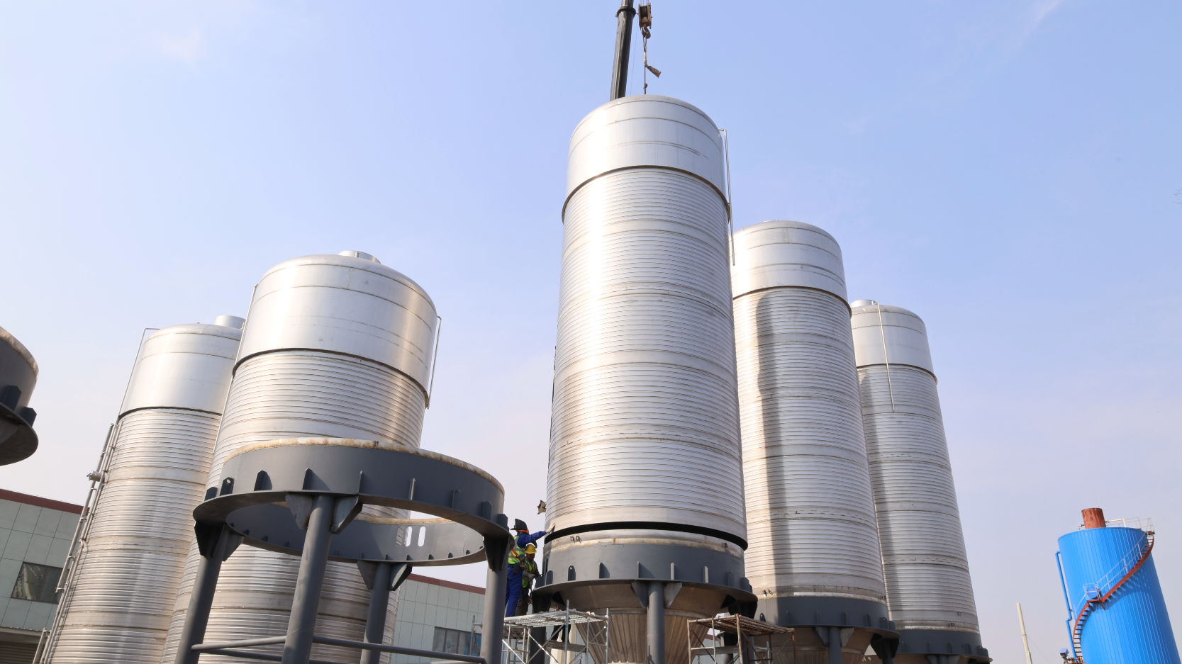 300噸級(jí)超大型啤酒發(fā)酵罐投產(chǎn)，打破國(guó)外